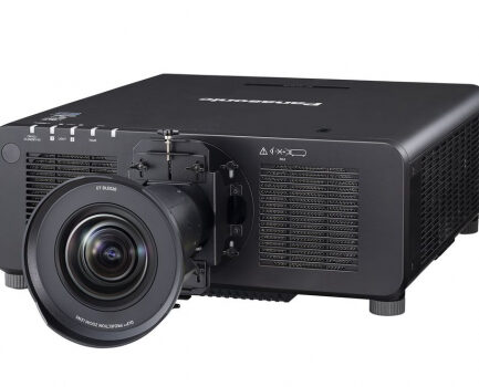Projector Panasonic PT-RCQ10, 8.000 ANSI lumen in frame